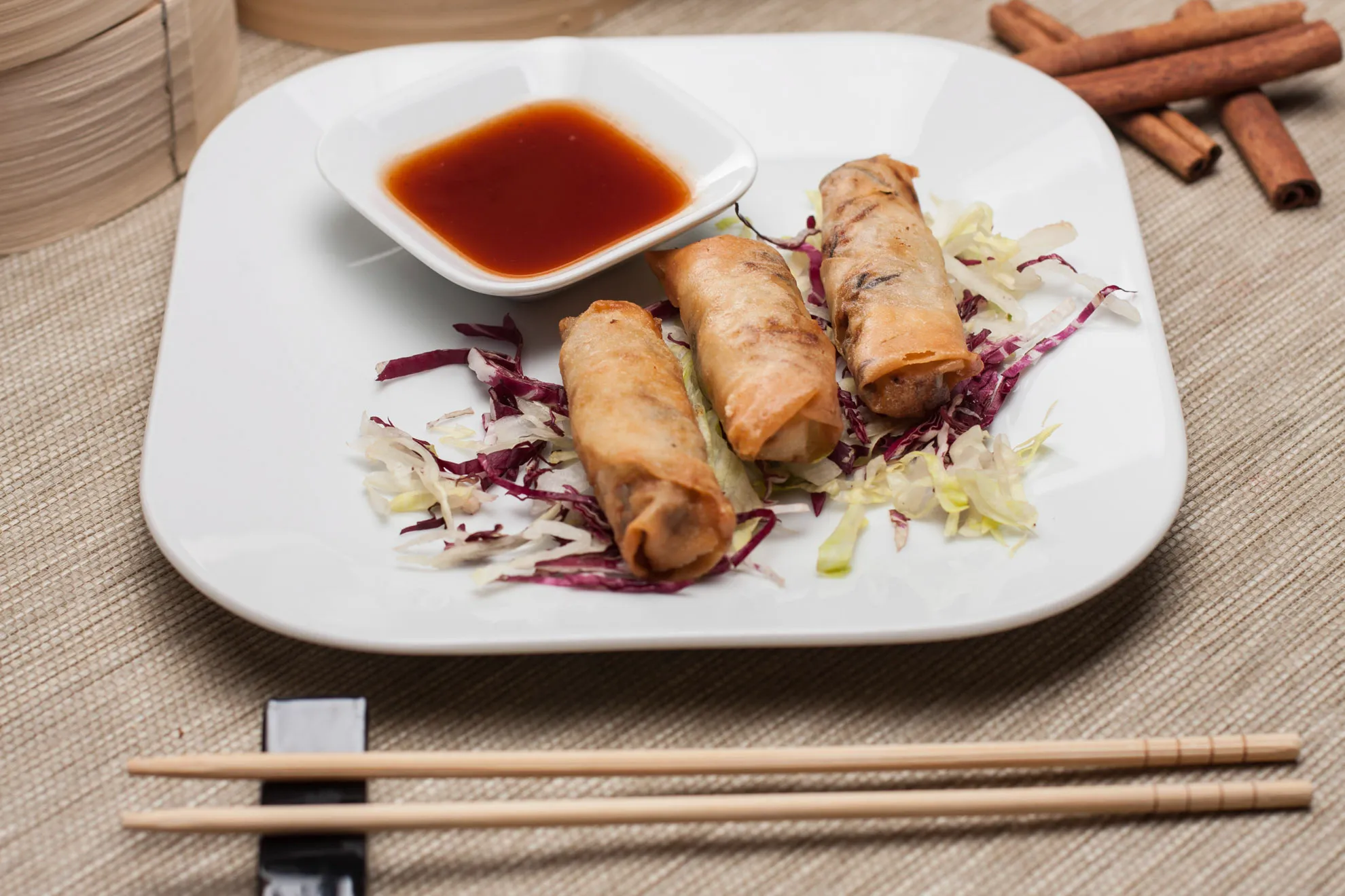 Knusprige Röllchen mit Entenfleisch & Maronen