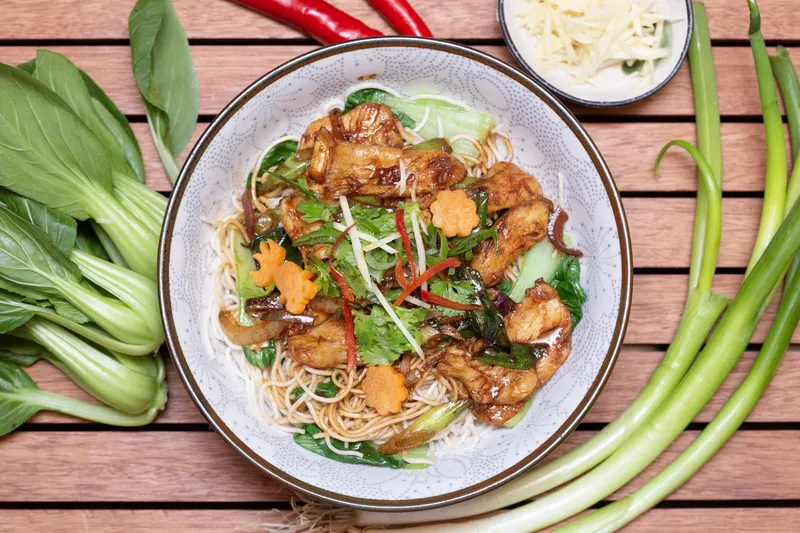 Chao Mien mit Gemüse und Eiern